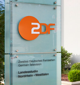 Three George, Düsseldorf, Umfeld