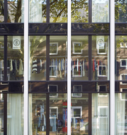 Three George, Düsseldorf, Umfeld