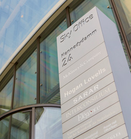 Three George, Düsseldorf, Umfeld